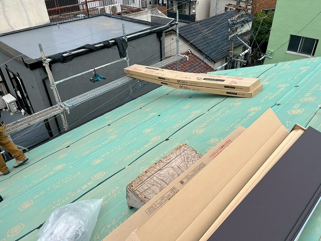 大阪市東成区の築36年になる住宅で、雨漏りしているスレート屋根に金属屋根を重ね葺き